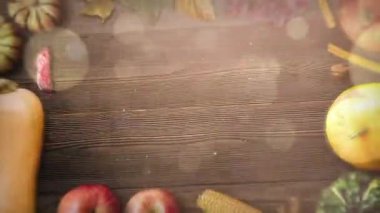 Kırsal ahşap masada sonbahar hasat gösterisi.