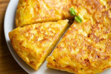 Traditional Spanish potato omelet. Step-by-step recipe to learn how to cook.