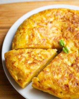 Traditional Spanish potato omelet. Step-by-step recipe to learn how to cook.