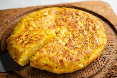 Traditional Spanish potato omelet. Step-by-step recipe to learn how to cook.