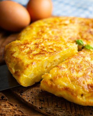Traditional Spanish potato omelet. Step-by-step recipe to learn how to cook.
