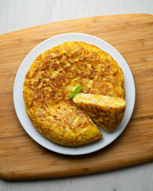 Traditional Spanish potato omelet. Step-by-step recipe to learn how to cook.