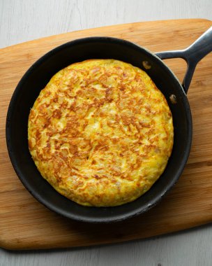 Traditional Spanish potato omelet. Step-by-step recipe to learn how to cook.