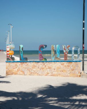 Meksika 'nın Yucatan Yarımadası' ndaki balıkçı köyü El Cuyo 'daki plajda renkli harfler var..