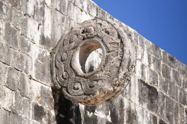Chichen Itza, Yukatan Mexico 'daki tarihi top sahasının detaylı manzarası..
