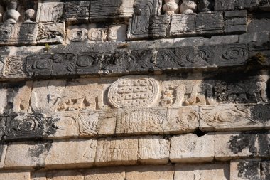 Chichen Itza, Yukatan Mexico 'daki tarihi top sahasının detaylı manzarası..