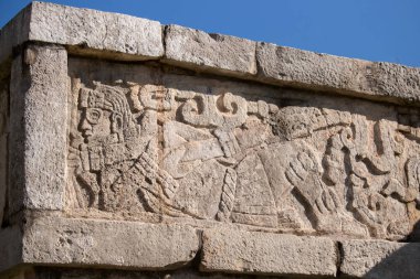 Chichen Itza, Yukatan Mexico 'daki tarihi top sahasının detaylı manzarası..