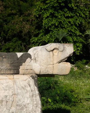 Chichen Itza, Yukatan Mexico 'daki tarihi tapınağın detaylı görüntüsü..