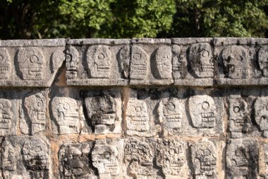 Chichen Itza, Yukatan Mexico 'daki tarihi tzompantli manzarası..