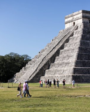 Chichen Itza, Meksika; 1 Kasım 2025: Kukulcan Tapınağı olarak da bilinen ikonik El Castillo piramidi, mavi gökyüzü ile görkemli bir şekilde ayakta duruyor..
