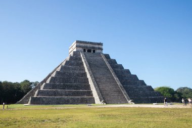 Chichen Itza, Meksika; 1 Kasım 2025: Kukulcan Tapınağı olarak da bilinen ikonik El Castillo piramidi, mavi gökyüzü ile görkemli bir şekilde ayakta duruyor..
