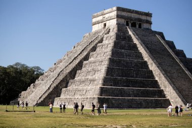 Chichen Itza, Meksika; 1 Kasım 2025: Kukulcan Tapınağı olarak da bilinen ikonik El Castillo piramidi, mavi gökyüzü ile görkemli bir şekilde ayakta duruyor..