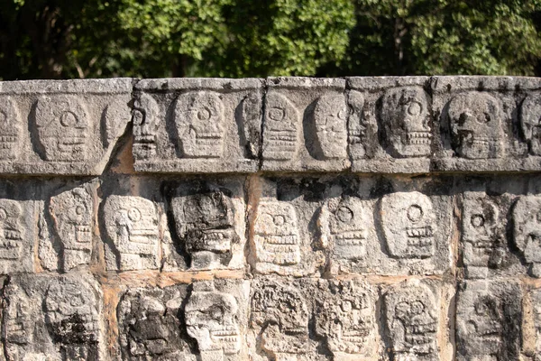 Chichen Itza, Yukatan Mexico 'daki tarihi tzompantli manzarası..