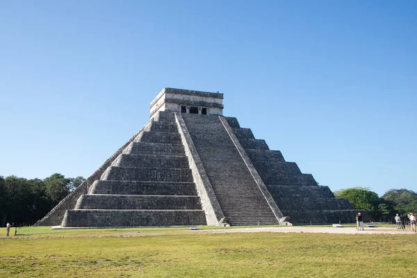 Chichen Itza, Meksika; 1 Kasım 2025: Kukulcan Tapınağı olarak da bilinen ikonik El Castillo piramidi, mavi gökyüzü ile görkemli bir şekilde ayakta duruyor..