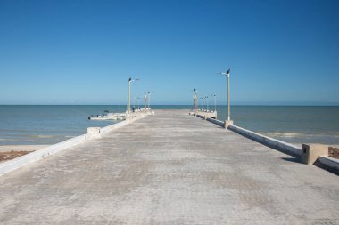 Sisal, Meksika; 1 Kasım 2025: İnsanlar yaz günü sahil kenarında geziniyorlar..