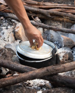 Cochinita pibil pişiriyorum. Pib Meksika 'daki Yucatn Yarımadası' nın tipik bir toprak fırınıdır. Bu İspanyol öncesi tekniği bir çukur kazmayı, odun ve taşlarla ateş yakmayı ve yemeği pişirmeyi içeriyor..