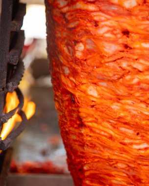 Taco al Pastor eti dilimlenip Meksika 'da, Merida' da üstü açık ızgarada pişiriliyor.