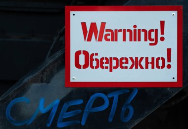 Metin Uyarısı ile çift dilli işaret uyarısı! - Evet. İngilizce ve Ukraynaca metal yüzeyde, endüstriyel güvenlik uyarı levhası, yakın uyarı mesajı, Ukrayna, Kyiv 'de tehlike işareti