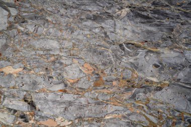 Gri, bej ve altın damarlı yüksek çözünürlüklü mermer dokusu, iç tasarım malzemeleri, mimari arka planlar ve dekoratif uygulamalar için ayrıntılı cilalanmış taş yüzey deseni deseni