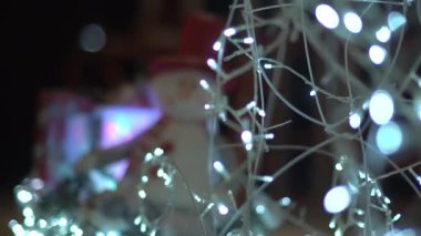 Sıcak Noel Kardan Adam Dekorasyonu Etrafı Şenlikli Çelenk Işıkları Parlayan Hediye Kutuları ve Sıcak Tatil Ambiansı Yumuşak, Rüyalarımın Kış Gecesi Ayarlarıyla çevrili