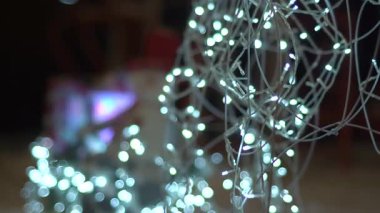 Sıcak Noel Kardan Adam Dekorasyonu Etrafı Şenlikli Çelenk Işıkları Parlayan Hediye Kutuları ve Sıcak Tatil Ambiansı Yumuşak, Rüyalarımın Kış Gecesi Ayarlarıyla çevrili