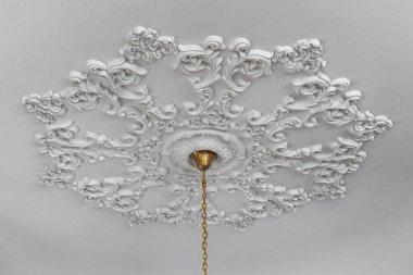 Klasik İç Tasarım Mimarisinde Şatafatlı Avize Kurulumu için Karmaşık parok alçı Pervazı ve Altın Zincir Zinciri Dağları ile süslü beyaz tavan madalyonu