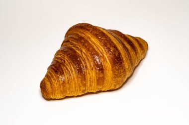 Taze altın kruvasan, beyaz arka planda izole edilmiş gevrek katmanları var. Klasik Fransız pastası, pastane yemeği konsepti..