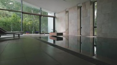 Lüks Kaplıca Havuzu 'nda Doğal Taş Duvarlar, Panoramik Tavan Zemini, Sakin Su Yansımaları, Yeşil Orman Görünümü ve Minimalist Mimari ile Yan İzleme Çekimi