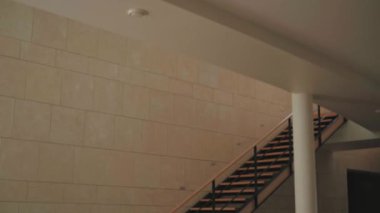 Taş duvarlı minimalist iç mimari, yüksek yatay pencereler ve eğri tavan, doğal ışık ile modern bina tasarımı, temiz geometri ve çağdaş mekansal kompozisyon, insan yok