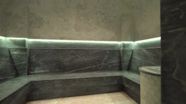 Boş Geleneksel Hamam 'ın Panoramik İçi Isıtmalı Mermer Banklar, Taş Mozaik Kaplama ve Lüks Türk Buhar Hamamında Yumuşak Ortam Işıklandırması