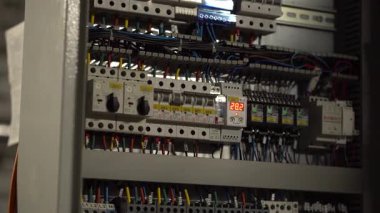 Otomatik Kabine, Elektrik Dağıtım ve Kontrol Sistemi içinde Devre Kesicileri, Röleler ve Endüstriyel Kablolar ile Elektrik Kontrol Paneli Teknik Elektrik Odası