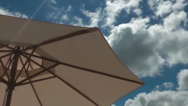 태양, 바람 및 모자 — 비디오