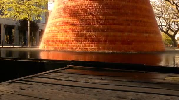 Фонтан воды в городской среде — стоковое видео
