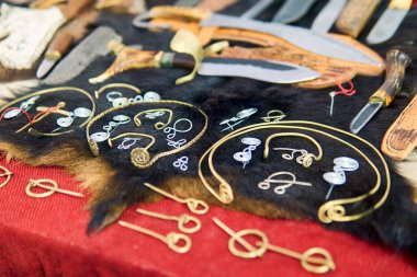 Mücevherler, aksesuarlar, deri, tabelalar, enstrümanlar, hediyelik eşyalar ve harika bir ortaçağ yaşam tarzı. Renkli, detaylı ve bakımlı..                               