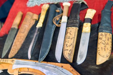 Ortaçağ süslemelerine oldukça detaylı bir bakış açısı. Antika bir stil, bıçaklar, bir kask, İskandinav sembolleri, aksesuarlar, ütüler ve bir kılıç. Ortaçağ şövalye kıyafetleri ve aksesuarları..                               