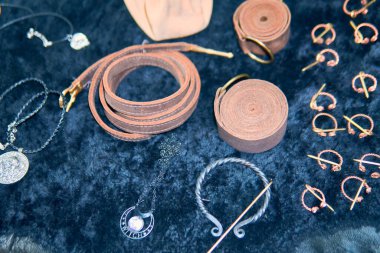 Mücevherler, aksesuarlar, deri, tabelalar, enstrümanlar, hediyelik eşyalar ve harika bir ortaçağ yaşam tarzı. Renkli, detaylı ve bakımlı..                               