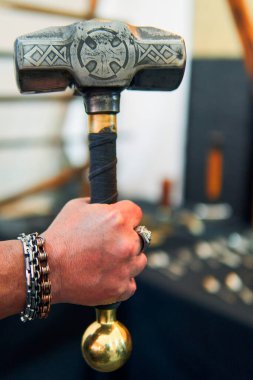 Bir ortaçağ savaşçısının çekici ellerinde görünüyor. Demir ve metal çekiç son derece detaylı, renkli ve yüksek kalitede, çok iyi korunmuş. Bir ortaçağ savaşçısının elleri çekiç tutar.                               