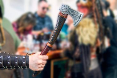 Ortaçağ fantezi savaşçısının baltası. Balta mükemmel durumda ve kabartmaları ve stili detaylı. Çok iyi bakılmış. Baltası savaşa hazır bir ortaçağ savaşçısı..                               