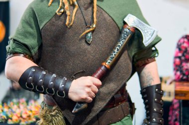 Ortaçağ fantezi savaşçısının baltası. Balta mükemmel durumda ve kabartmaları ve stili detaylı. Çok iyi bakılmış. Baltası savaşa hazır bir ortaçağ savaşçısı..                               