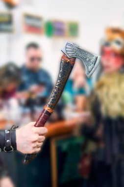 Ortaçağ fantezi savaşçısının baltası. Balta mükemmel durumda ve kabartmaları ve stili detaylı. Çok iyi bakılmış. Baltası savaşa hazır bir ortaçağ savaşçısı..                               