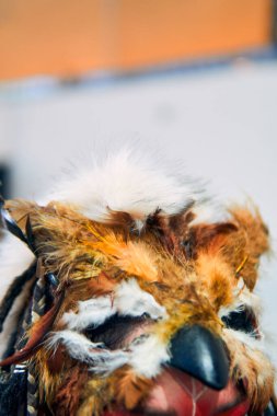 Ortaçağ fantezi baykuşu ya da kuş savaşçı şapkası ya da maskesi. Bir sürü renk, özen ve detaylarla.                               