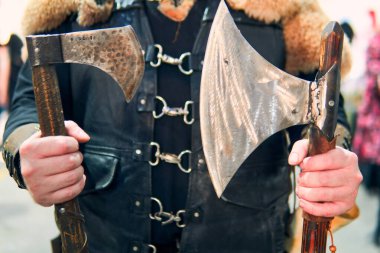 Eski bir ortaçağ savaşçısının silah ve baltalarının görüntüsü. Çok detaylı ve özenli bir şekilde gösterildi. Baltalı Ortaçağ savaşçısı.                               