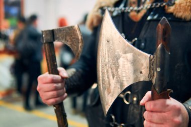 Eski bir ortaçağ savaşçısının silah ve baltalarının görüntüsü. Çok detaylı ve özenli bir şekilde gösterildi. Baltalı Ortaçağ savaşçısı.                               