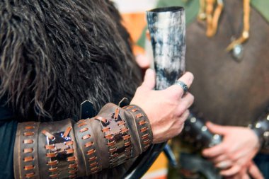 Bir şövalyenin ortaçağ askısının ayrıntıları, derileri ve aksesuarları, dikişleri ve periyot ayrıntılarıyla görüntüsü..                               