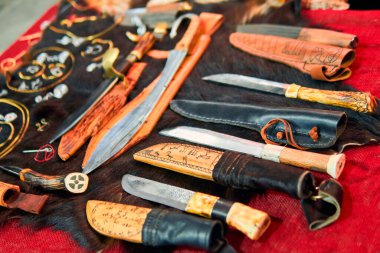 Ortaçağ süslemelerine oldukça detaylı bir bakış açısı. Antika bir stil, bıçaklar, bir kask, İskandinav sembolleri, aksesuarlar, ütüler ve bir kılıç. Ortaçağ şövalye kıyafetleri ve aksesuarları..                               