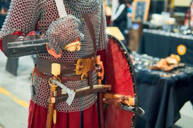 Kılıçlı, aksesuarlı ve parlak zırhlı bir ortaçağ şövalyesinin portresi, savaşa hazır ve nazır. Ortaçağ konsepti, Vikingler, savaş.                               