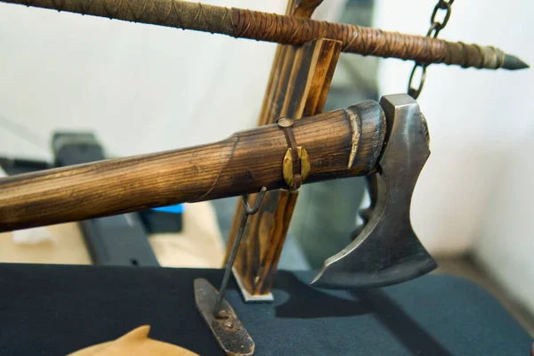 Ortaçağ süslemelerine oldukça detaylı bir bakış açısı. Antika bir stil, bıçaklar, bir kask, İskandinav sembolleri, aksesuarlar, ütüler ve bir kılıç. Ortaçağ şövalye kıyafetleri ve aksesuarları..                               