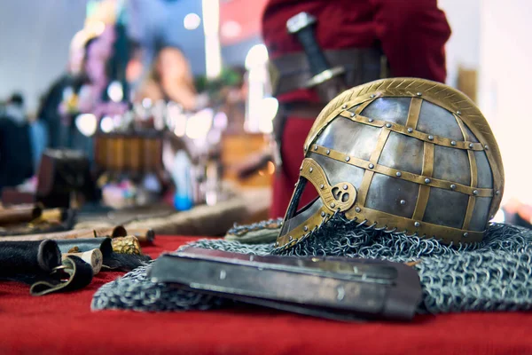 Ortaçağ süslemelerine oldukça detaylı bir bakış açısı. Antika bir stil, bıçaklar, bir kask, İskandinav sembolleri, aksesuarlar, ütüler ve bir kılıç. Ortaçağ şövalye kıyafetleri ve aksesuarları..                               