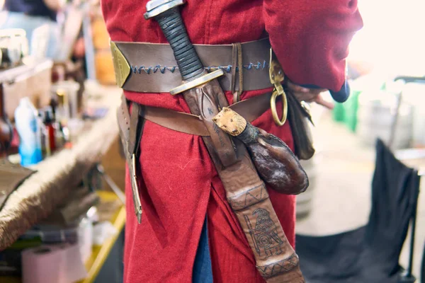 Ortaçağ süslemelerine oldukça detaylı bir bakış açısı. Antika bir stil, bıçaklar, bir kask, İskandinav sembolleri, aksesuarlar, ütüler ve bir kılıç. Ortaçağ şövalye kıyafetleri ve aksesuarları..                               