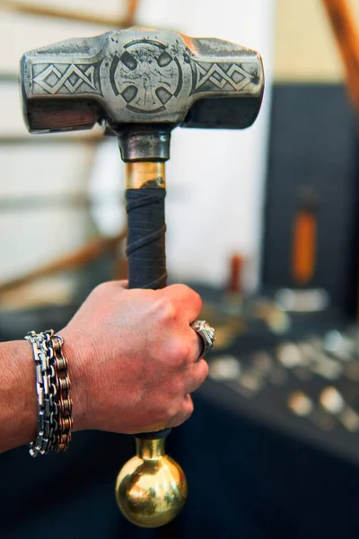 Bir ortaçağ savaşçısının çekici ellerinde görünüyor. Demir ve metal çekiç son derece detaylı, renkli ve yüksek kalitede, çok iyi korunmuş. Bir ortaçağ savaşçısının elleri çekiç tutar.                               